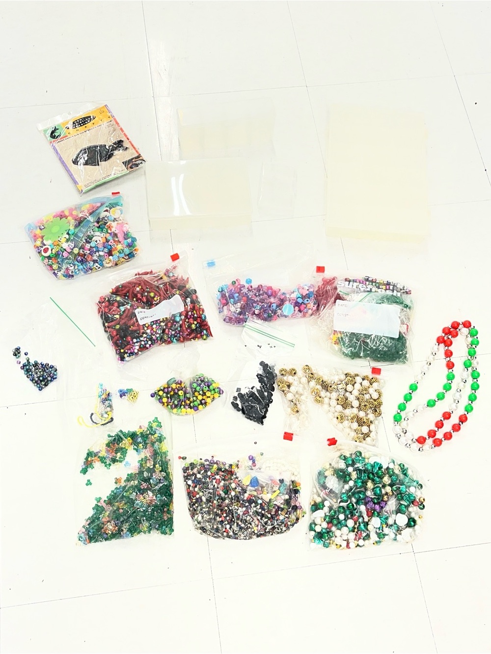 MULTI-COLORED DIY JEWELRY CRAFT DECORATION BEADS & PLASTIC DIVIDED CONTAINERS